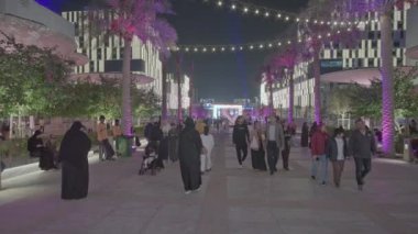Lusail Bulvarı, Katar 'da, Asya kültürlerinin çeşitliliğini kutlamak için AFC Asya Kupası 2023' e katılan ülkelerin Hello Asia geçit törenini gösteren bir gece fotoğrafı.