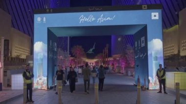 Lusail Bulvarı, Katar 'da, Asya kültürlerinin çeşitliliğini kutlamak için AFC Asya Kupası 2023' e katılan ülkelerin Hello Asia geçit törenini gösteren bir gece fotoğrafı.
