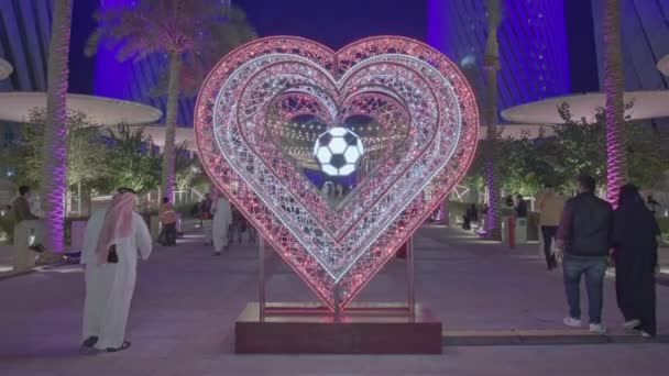 卡塔尔卢萨尔市卢萨尔市的卢萨尔街夜景 展示了参加亚足联2023年亚洲杯的国家庆祝亚洲文化多样性的游行 — 图库视频影像