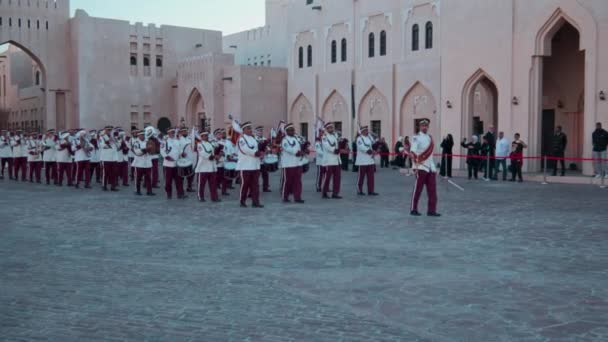 2023年在卡塔尔举行的Afc亚洲杯期间 卡塔尔武装部队联队在卡塔拉文化村现场表演 下午拍摄 — 图库视频影像