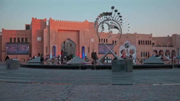 2023年亚足联亚洲杯下午在卡塔尔多哈的卡塔拉文化村拍摄 展示喷泉 大型户外屏幕 可供当地人和游客观看 — 图库视频影像