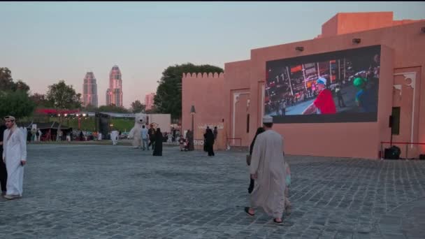 2023年亚足联亚洲杯下午在卡塔尔多哈的卡塔拉文化村拍摄 展示喷泉 大型户外屏幕 可供当地人和游客观看 — 图库视频影像