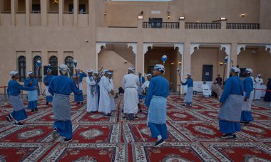 Umman geleneksel folklor dansı (Ardah dansı) 2023 AFC Asya Kupası 'nda Katara kültür köyü Doha, Katar' da canlı performans.