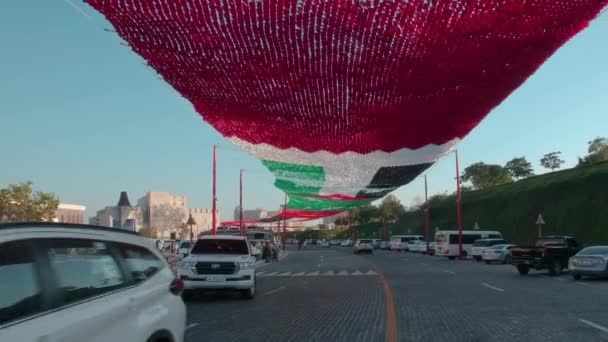 2023年亚足联亚洲杯下午在卡塔尔多哈的卡塔拉文化村举行的开幕式上 展示了与会各国的国旗 — 图库视频影像