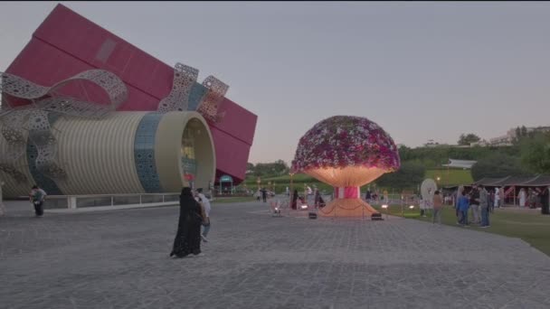カタラ文化村の大きな花束 ドーハ カタールは ギネス世界記録に登録されました 市の省によって発足 日没ビュー — ストック動画