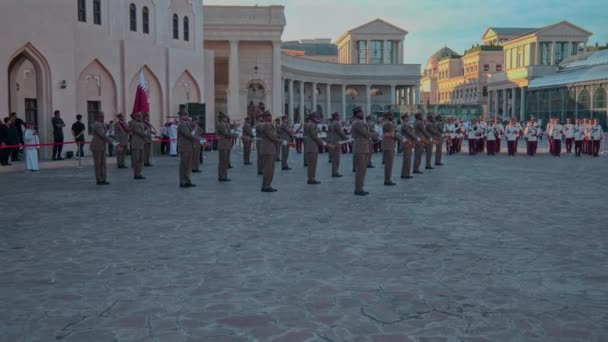 Qatar Armed Forces Band Regiment Esibendosi Dal Vivo Nel Villaggio — Video Stock
