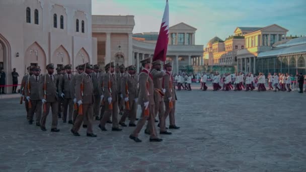 2023年在卡塔尔举行的Afc亚洲杯期间 卡塔尔武装部队联队在多哈卡塔拉文化村现场表演 下午拍摄 — 图库视频影像