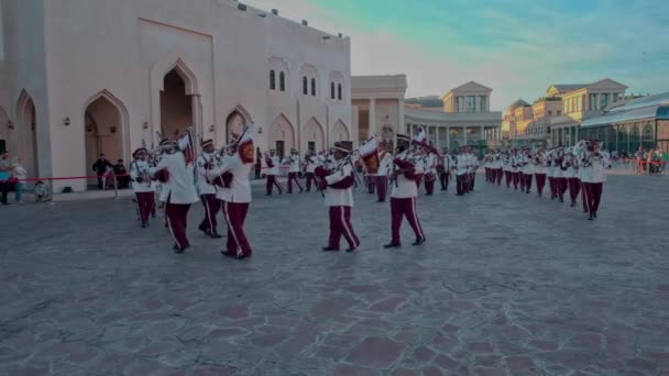 2023年在卡塔尔举行的Afc亚洲杯期间 卡塔尔武装部队联队在多哈卡塔拉文化村现场表演 下午拍摄 — 图库视频影像