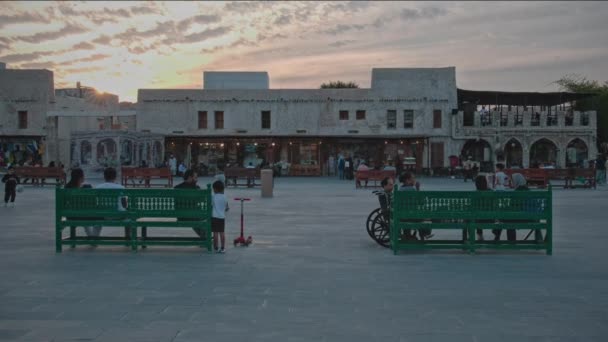 Сук Вакіф Доха Головна Вулиця Катару Захід Сонця Показує Місцевих — стокове відео