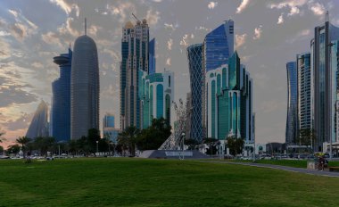 Batı Körfezi 'ndeki Doha silueti, Şeyh Tamim Bin Hamad Al-Thani Uluslararası Yolsuzlukla Mücadele Mükemmellik Ödülü anıtı ile birlikte parktan çekildi.