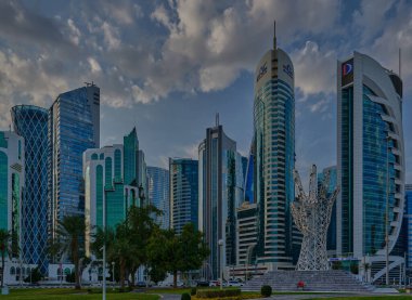 Batı körfezindeki Doha silueti öğleden sonra Şeyh Tamim Bin Hamad Al-Thani Uluslararası Yolsuzlukla Mücadele Mükemmellik Ödülü anıtıyla otelden çekildi.