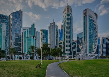 Batı körfezindeki Doha silueti öğleden sonra Şeyh Tamim Bin Hamad Al-Thani Uluslararası Yolsuzlukla Mücadele Mükemmellik Ödülü anıtıyla otelden çekildi.