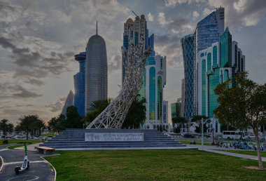 Batı Körfezi 'ndeki Doha silueti, Şeyh Tamim Bin Hamad Al-Thani Uluslararası Yolsuzlukla Mücadele Mükemmellik Ödülü anıtı ile birlikte parktan çekildi.