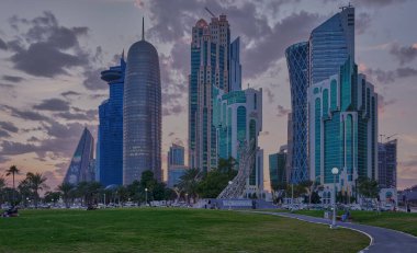 Batı Körfezi 'ndeki Doha silueti, Şeyh Tamim Bin Hamad Al-Thani Uluslararası Yolsuzlukla Mücadele Mükemmellik Ödülü anıtı ile birlikte parktan çekildi.