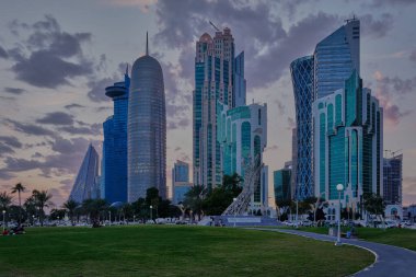 Doha silueti Batı körfezi günbatımı manzaralı AFC Asya kupası Katar 2023 sırasında gökyüzünde bulutlar
