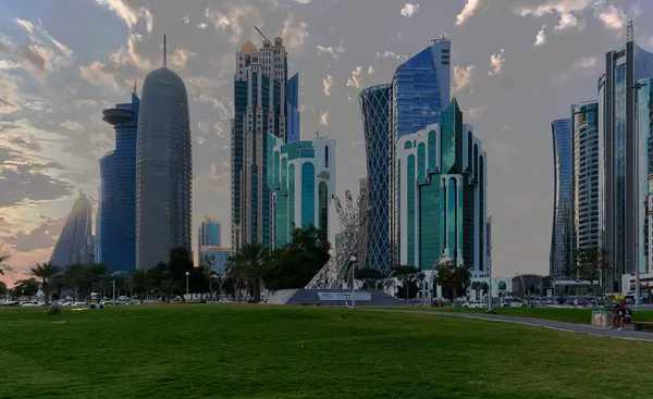Batı Körfezi 'ndeki Doha silueti, Şeyh Tamim Bin Hamad Al-Thani Uluslararası Yolsuzlukla Mücadele Mükemmellik Ödülü anıtı ile birlikte parktan çekildi.