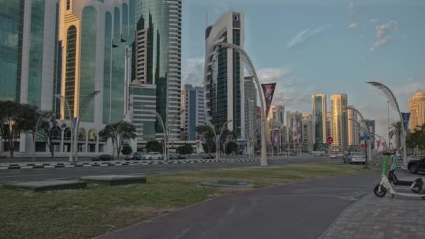 Doha Qatar 2024 공원에서 지역의 Doha 스카이라인은 배경에 구름이있는 코니쉬 — 비디오