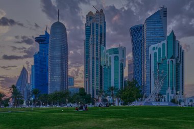 Doha, Katar - 2 Şubat 2024: Batı Körfezi 'ndeki Doha silueti öğleden sonra Şeyh Tamim Bin Hamad Al-Thani Uluslararası Yolsuzlukla Mücadele Mükemmellik Ödülü ile otel parkından çekildi 