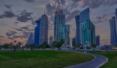 Doha, Katar - 2 Şubat 2025: Batı Körfezi 'ndeki Doha silueti Şeyh Tamim Bin Hamad Al-Thani Uluslararası Yolsuzlukla Mücadele Mükemmellik Ödülü anıtı ile otel parkından çekildi