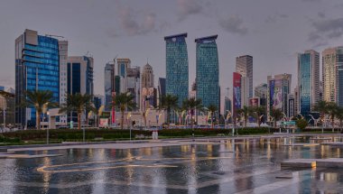 Doha silueti batı körfezi bölgesinde Doha, Katar öğleden sonra otelin parkından çekildi ön planda yapay göl ve arka planda bulutlar