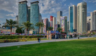 Doha silueti batı körfezi bölgesinde Doha, Katar öğleden sonra otelin parkından çekildi ön planda yapay göl ve arka planda bulutlar