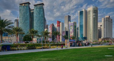 Doha, Katar-2 Şubat 2024: Batı körfezi öğleden sonra manzaralı Doha silueti gökyüzünde bulutlarla