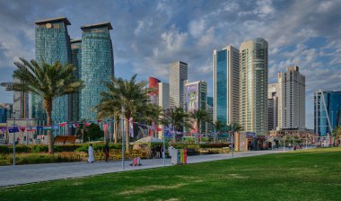 Doha silueti Batı körfezi Doha, Katar gün batımı manzaralı AFC Asya Kupası Katarı 2023 binalar ve gökyüzündeki bulutlar