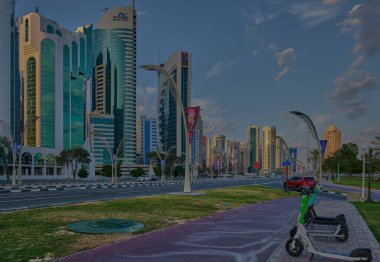 Doha ufuk çizgisi Batı körfezi bölgesi Doha, Katar günbatımı manzaralı otel parkından gökyüzü bulutlu