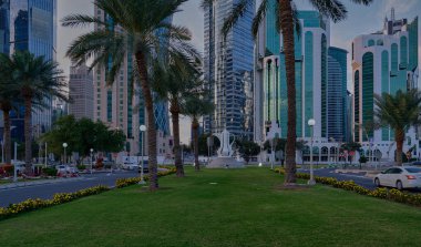 Doha, Katar-2 Şubat 2024: Batı körfezi güneş batımı manzaralı Doha silueti gökyüzünde bulutlarla