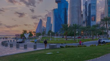 Doha, Katar-2 Şubat 2024: Batı körfezi güneş batımı manzaralı Doha silueti gökyüzünde bulutlarla