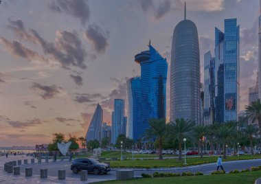 Doha ufuk çizgisi Batı körfezi bölgesi Doha, Katar günbatımı manzaralı otel parkından gökyüzü bulutlu