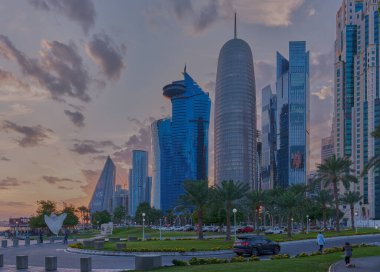 Doha ufuk çizgisi Batı körfezi bölgesi Doha, Katar günbatımı manzaralı otel parkından gökyüzü bulutlu