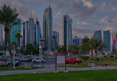Doha ufuk çizgisi Batı körfezi bölgesi Doha, Katar gün batımı manzaralı gökyüzünde bulutlar