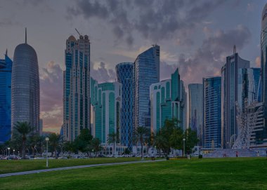 Doha silueti batı körfezi bölgesi Doha, Katar öğleden sonra Şeyh Tamim Bin Hamad Al-Thani Uluslararası Yolsuzlukla Mücadele Ödülü anıtı ile birlikte otelin parkından çekildi.