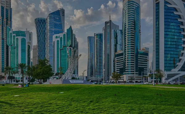Doha, Katar - 2 Şubat 2024: Batı Körfezi 'ndeki Doha silueti öğleden sonra Şeyh Tamim Bin Hamad Al-Thani Uluslararası Yolsuzlukla Mücadele Mükemmellik Ödülü ile otel parkından çekildi 