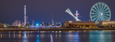 Lusail şehri, Katar-12 Şubat 2024: Al Maha Adası 'ndaki Lusail Kış Harikalar Diyarı eğlence parkı. Lusail şehri, Katar. Dönme dolabı gösteren uzun pozlu gece çekimi..  