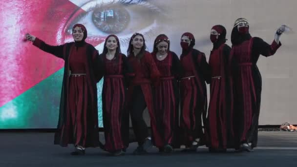 2023年Afc亚洲杯下午在卡塔尔多哈Katara文化村Al Hikma Courtyard Fan区拍摄的展示女士的民间舞蹈 — 图库视频影像