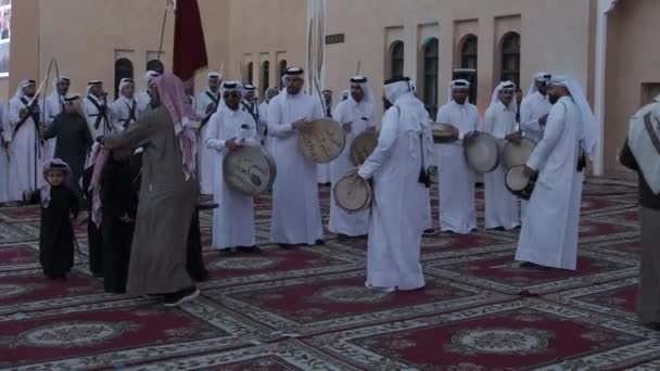 2023年在卡塔尔举行的Afc亚洲杯期间 卡塔尔传统民间舞蹈 阿达舞 在卡塔尔Doha 卡塔尔Katara文化村举行 下午拍摄 — 图库视频影像