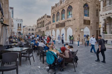 Souq Waqif Doha, Katar Ana caddesi, 2023 AFC Asya kupası sırasında çekilen geleneksel Arap Tekstil Dükkanı ve Kafe