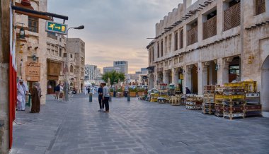 Souq Waqif Doha, Katar Ana caddesi, 2023 AFC Asya kupası sırasında çekilen geleneksel Arap Tekstil Dükkanı ve Kafe