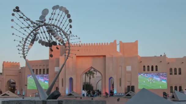 2023年Afc亚洲杯下午在卡塔尔多哈Katara文化村的Al Hikma Courtyard Fan区拍摄的照片 展示喷泉 大型户外屏幕以及当地居民和游客 — 图库视频影像