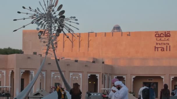2023年Afc亚洲杯下午在卡塔尔多哈Katara文化村的Al Hikma Courtyard Fan区拍摄的照片 展示喷泉 大型户外屏幕以及当地居民和游客 — 图库视频影像