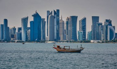 Doha 'da Doha ufuk çizgisi, Katar Corniche caddesinden öğleden sonra ön plandaki Arap körfezlerinde vurularak öldürüldü.