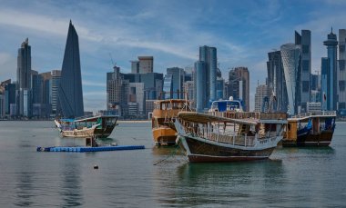 Doha, Katar-16 Şubat 2014: Doha ufuk çizgisi, Corniche caddesinden öğleden sonra, Arap körfezlerinde vurularak öldürüldü.