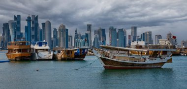 Doha 'da Doha ufuk çizgisi, Katar Corniche caddesinden öğleden sonra ön plandaki Arap körfezlerinde vurularak öldürüldü.
