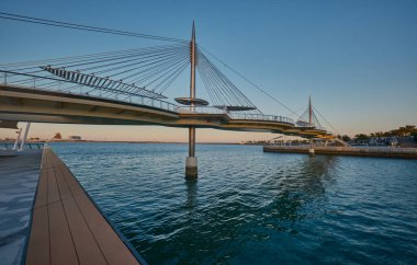 Lusail Yaya Köprüleri, ayrıca Lusail, Lusail, Katar 'ın Cam Köprüsü olarak da bilinir Qetaifan Adası boyunca uzanan bir asma köprüdür.. 
