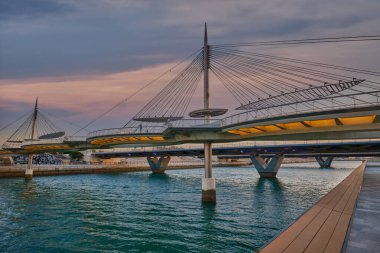 Lusail Yaya Köprüleri, ayrıca Lusail, Lusail, Katar 'ın Cam Köprüsü olarak da bilinir Qetaifan Adası boyunca uzanan bir asma köprüdür.. 