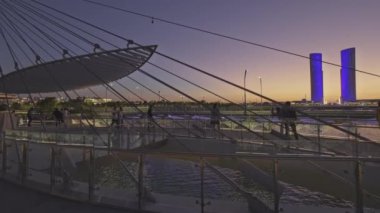 Lusail kenti, Katar-16 Şubat 2024: Lusail Köprüsü, Güney 1, 2 ve 3 nolu Qetaifan adaları boyunca uzanan asma köprüdür. İyi geceler.