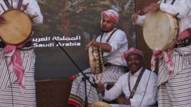Doha, Katar-8 Mart 2024: Suudi tarihi sergisi sırasında Al Bidda Park-Rumaila 'da geleneksel Suudi folklor dansı (Ardah dansı)