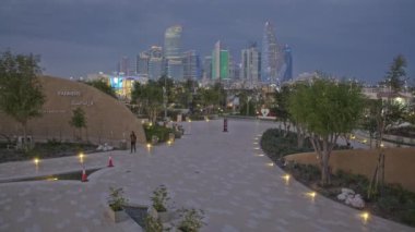 Doha, Katar-8 Mart 2024: Katar Fuarı 2023, Al Bidda Park Doha, Katar pavyonu ve Doha silueti arka planda
